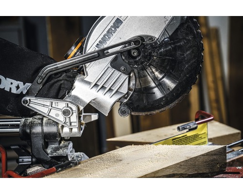 Pokosová pila řeže kus dřeva.