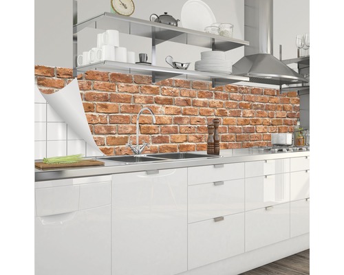 Kuchyňská zástěna s motivem zdiva v moderní kuchyni