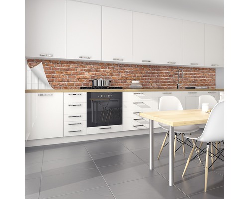 Kuchyňská zástěna s cihlovým vzorem v bílé kuchyni