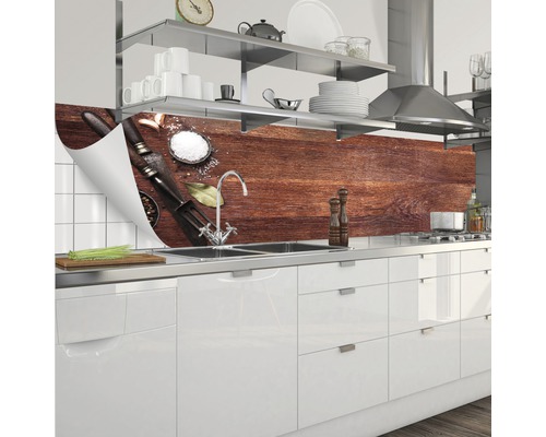 Kuchyňská zástěna s dřevěným vzorem a motivy koření v moderní kuchyni.