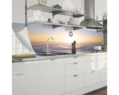Kuchyňská zástěna s motivem vody v moderní kuchyni