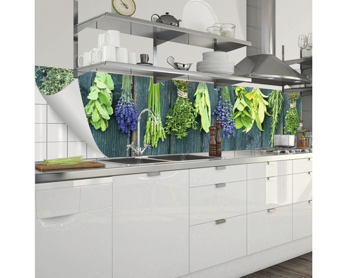 Kuchyňská zástěna s motivem bylinek v moderní kuchyni