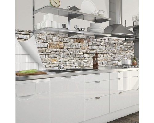 Fólie na zadní stěnu kuchyně se vzhledem kamenné zdi ve světlé kuchyni