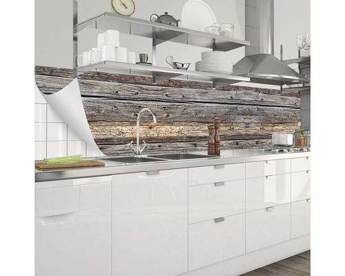 Kuchyňská zástěna se vzhledem dřeva za moderní kuchyní