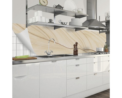 Kuchyňská scéna s umyvadlem, kohoutkem a kuchyňskou zástěnou s kamenným vzorem