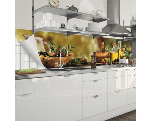 Kuchyňská zástěna s motivem oliv za umyvadlem