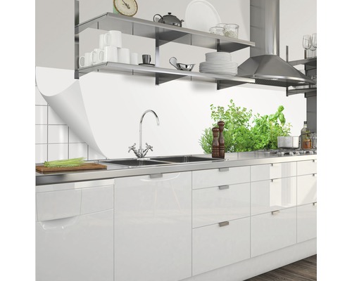 Kuchyňská scéna s umyvadlem, vodovodní baterií, policemi a kuchyňským náčiním