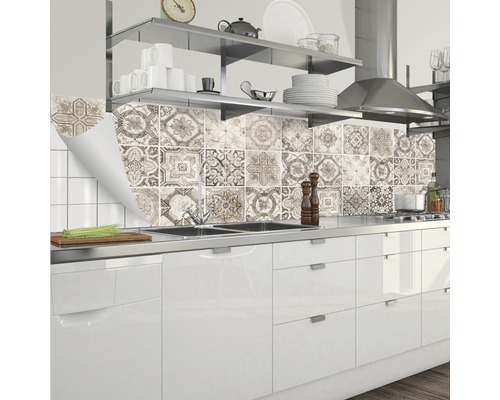 Kuchyňská scéna se samolepicími dlaždicemi s květinovým designem jako ochrana proti stříkající vodě