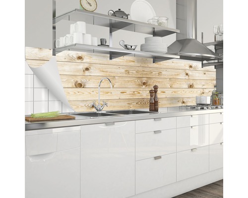 Kuchyňská zástěna imitující dřevo v moderní kuchyni
