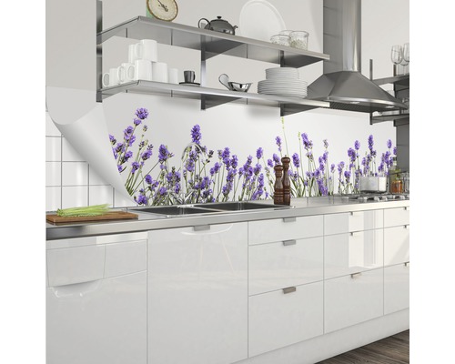 Kuchyňská stěna s nástěnnou samolepkou levandule