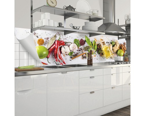 Kuchyňská zástěna s motivy koření v moderní kuchyni.