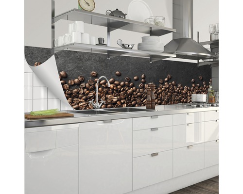 Kuchyňská zástěna s motivem kávových zrn nad umyvadlem a pracovní deskou