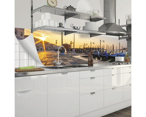 Kuchyňská zástěna s motivem Benátek nad dřezem v moderní kuchyni
