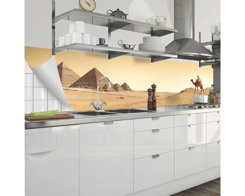 Kuchyňská zástěna s motivem pyramid v moderní kuchyni