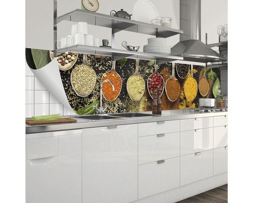 Kuchyňská zástěna s motivy koření v lžících v bílé kuchyni.