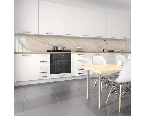 Světlá kuchyně s kuchyňským obkladem, sporákem a jídelním stolem