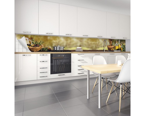 Kuchyňská zástěna s motivem oliv v moderní kuchyni