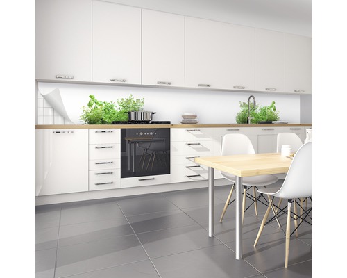 Kuchyňská scéna s kuchyňským obkladem, kuchyňským nábytkem a jídelním stolem