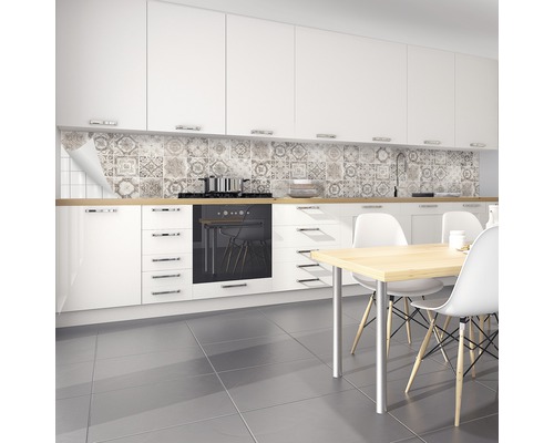 Světlá kuchyně s ozdobnými dlaždicemi a jídelním stolem