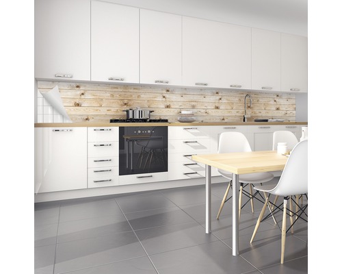 Kuchyně s ochranou proti stříkající vodě s dřevěným vzhledem