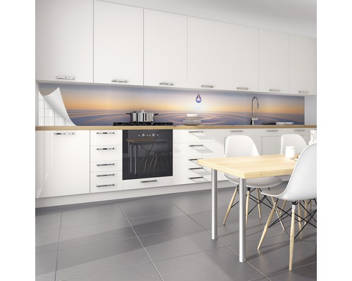 Světlá kuchyně s ochrannou stěnou s motivem vody za varnou deskou