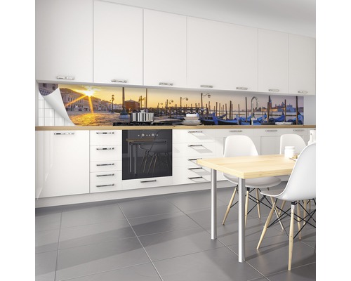 Fólie na kuchyňskou stěnu s motivem Benátek ve světlé kuchyni.