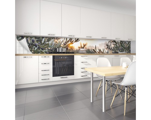 Kuchyňská zástěna s motivem oliv v bílé kuchyni