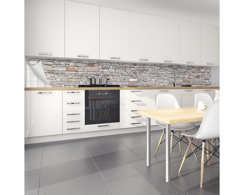 Kuchyňská scéna s kuchyňskou deskou v kamenném vzhledu, bílými skříňkami a jídelním stolem