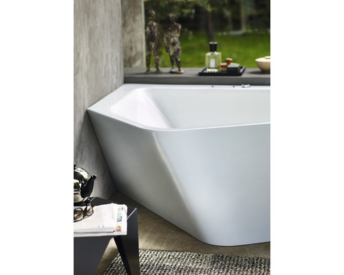 Rohová vana v koupelně s dekoracemi