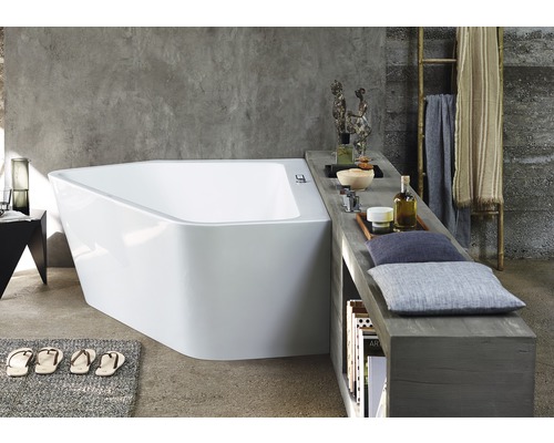 Koupelna s asymetrickou vanou, úložným prostorem a dekorativními prvky pro relaxační atmosféru