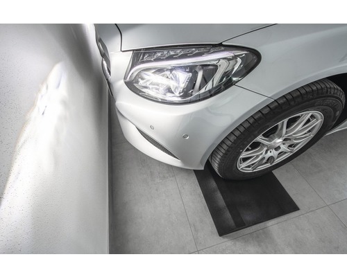 Stříbrné auto na parkovací podložce v garáži