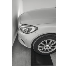 Automobil na parkovací podložce v garáži