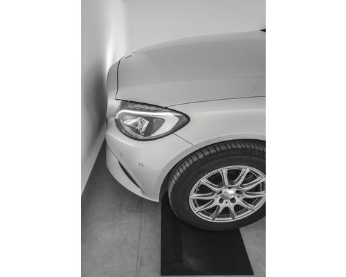 Automobil na parkovací podložce v garáži