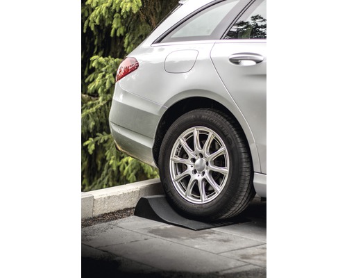 Auto najíždí na obrubníkovou rampu