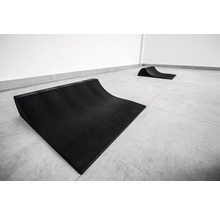 Dvě černé skateboardové rampy na dlážděné podlaze