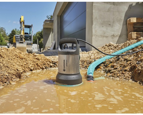 Kalové čerpadlo Gardena 25000 Dry v provozu na staveništi s bagrem