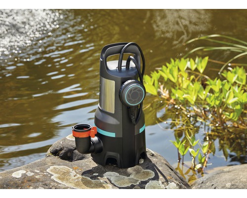 Ponorné čerpadlo na kameni u jezera