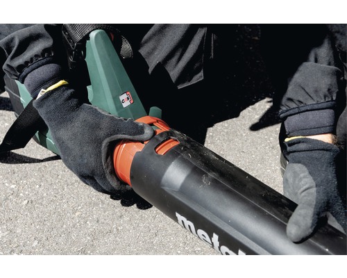 Osoba montuje foukač Metabo