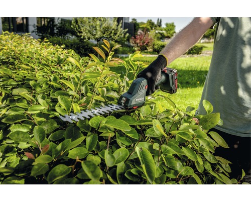 Akumulátorové nůžky na živý plot v akci při stříhání živého plotu