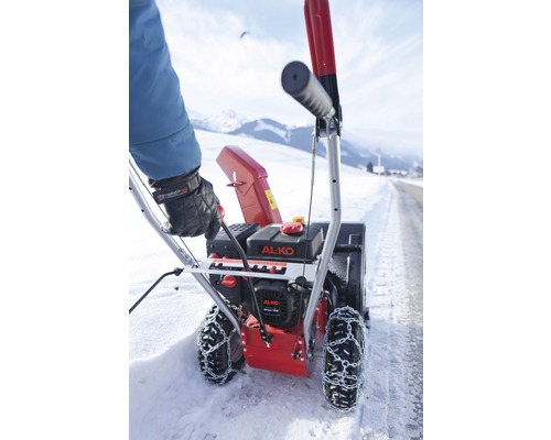 Sněhová fréza AL-KO se sněhovými řetězy v provozu