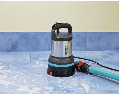 Kalové čerpadlo Gardena s hadicí na dlaždicích