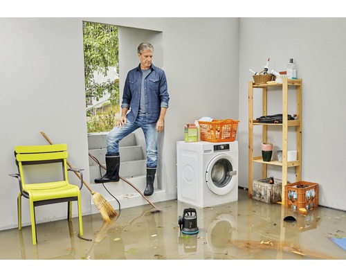 Zaplavený sklep s mužem, pračkou, nábytkem a ponorným čerpadlem