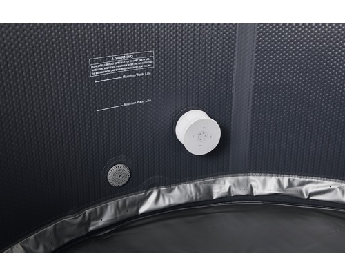 Vnitřní pohled na nafukovací vířivku s varováními, ukazatelem hladiny vody a připojovacím hrdlem