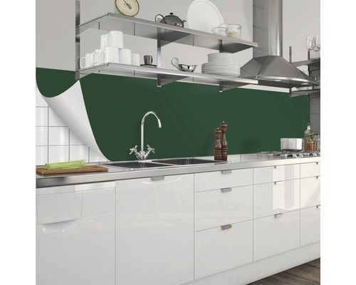 Fólie na kuchyňskou stěnu nad dřezem v moderní kuchyni.