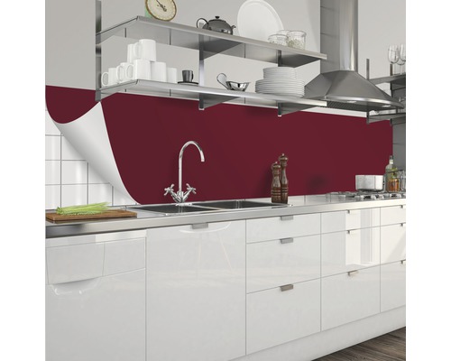 Kuchyňská scéna s hnědočervenou kuchyňskou deskou za dřezem a pracovní deskou