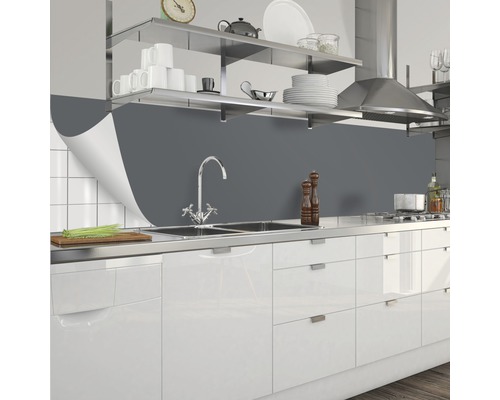 Šedá kuchyňská zástěna za dřezem v kuchyni