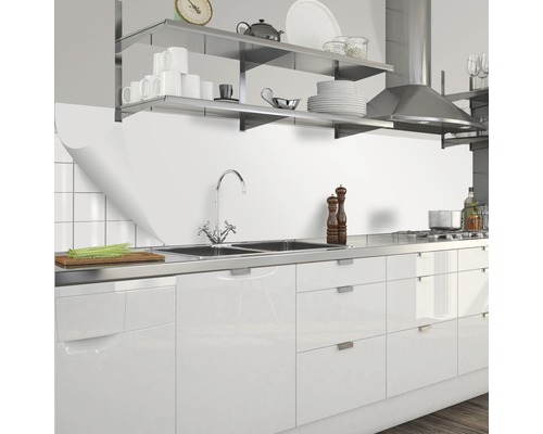 Samolepící PVC tapeta do kuchyně mySPOTTI Splash bílá 2200 x 600 mm SP-F1-1411 Moderní kuchyně s nerezovým dřezem, baterií, bílými čely a nerezovými policemi.