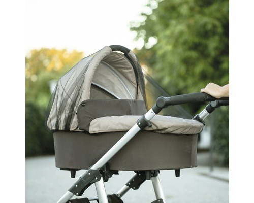 Kočárek s moskytiérou pro ochranu před hmyzem