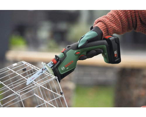 Akumulátorová pila řeže drátěný koš, logo Bosch