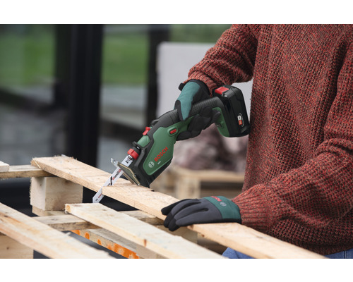 Akumulátorová ocaska používaná k řezání dřeva